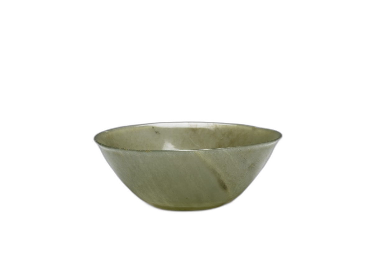 明代玉碗,敞口斜壁,造型端庄。青玉质料温润,工艺精细,线条流畅,尽显明代玉器素雅之风。鉴赏