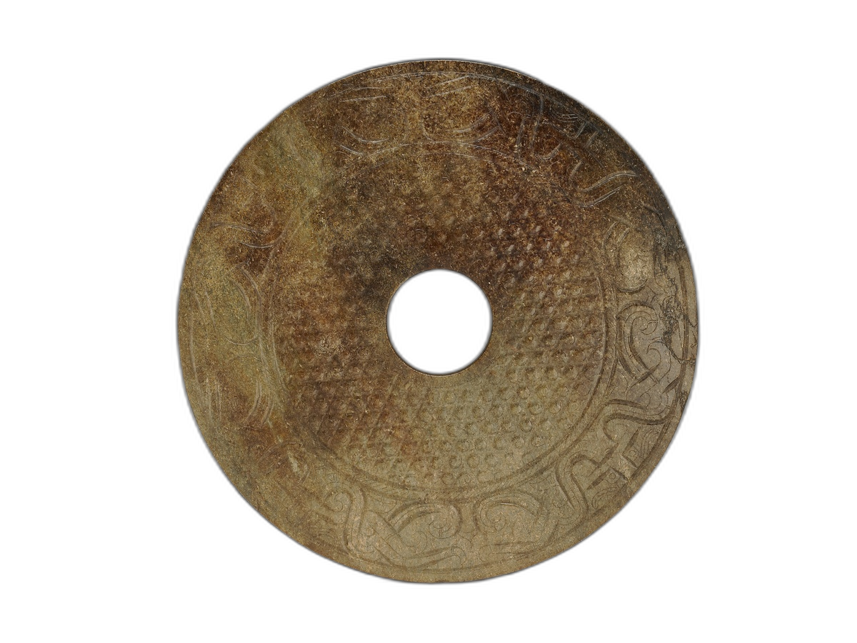 这是一件汉代玉璧。圆环中孔,内区谷纹,外缘饰蟠虺纹。线条流畅,纹饰古朴,工艺精湛,尽显汉代玉器之古韵。精品