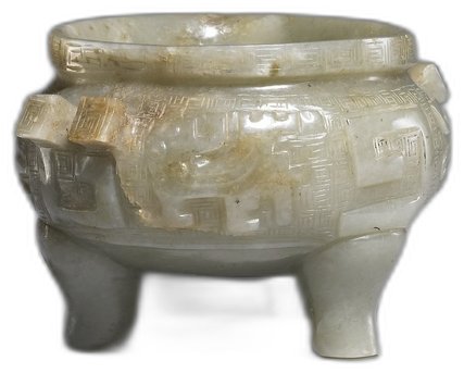 清代青玉香炉。三足鼎立,圆腹饰回纹与兽面浮雕,工艺精湛,包浆温润如美玉