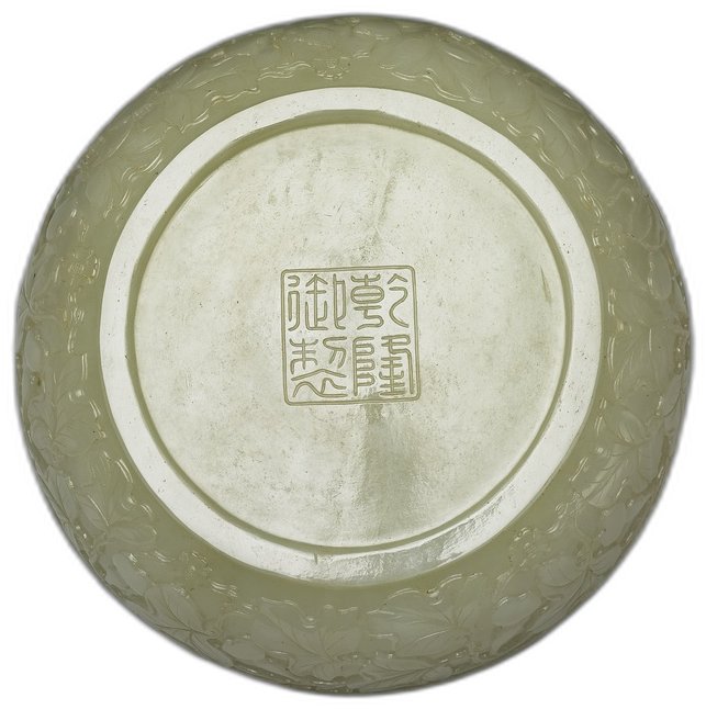 清代青玉浮雕花卉纹盘。线条流畅,工艺精细,花卉栩栩如生,彰显皇家风范。