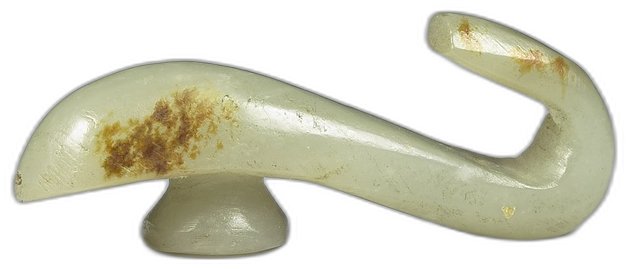 清代青玉柱状底座觿,工艺简洁,褐色沁斑如岁月痕迹