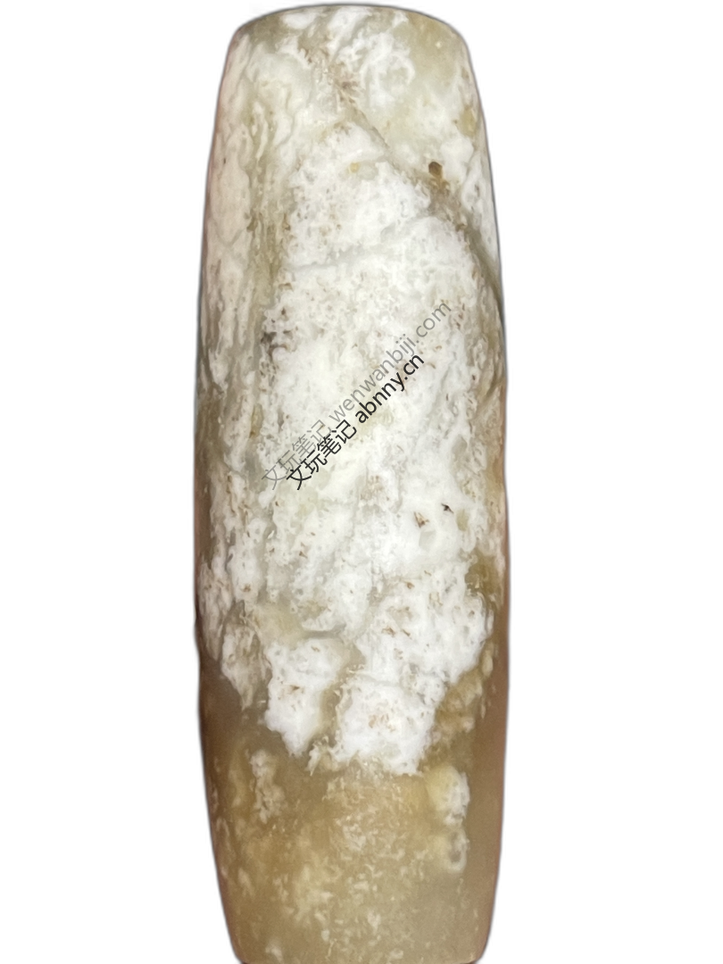 素面玉管 呈长圆筒状 材质似白玉或青白玉 带有明显的灰白沁色
