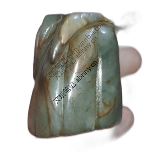 这是一件青白玉俏色挂件,造型圆润饱满,利用皮色进行巧雕,工艺精湛,光泽油润,具有典型的传统玉器风格。鉴赏 - 玉石 古代