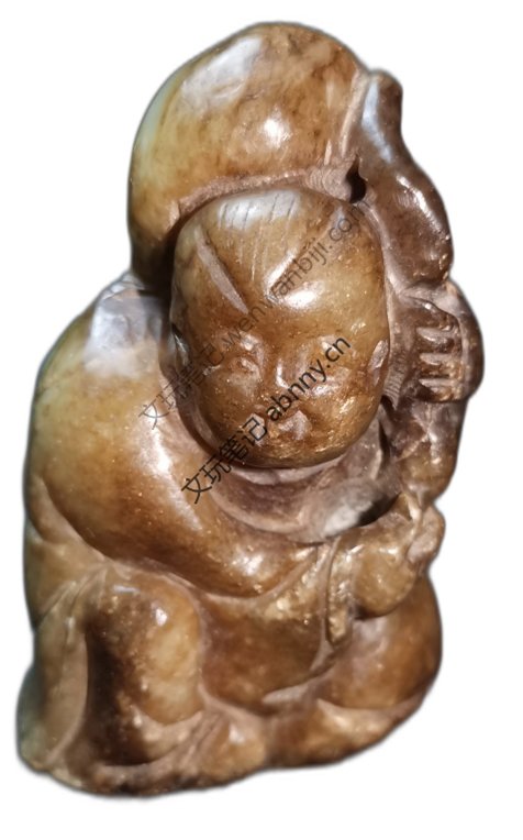 玉雕蹲坐童子摆件,材质似带皮色的老玉。采用俏色巧雕,线条圆润,人物神态生动,风格古朴,具有传统工艺特色。收藏