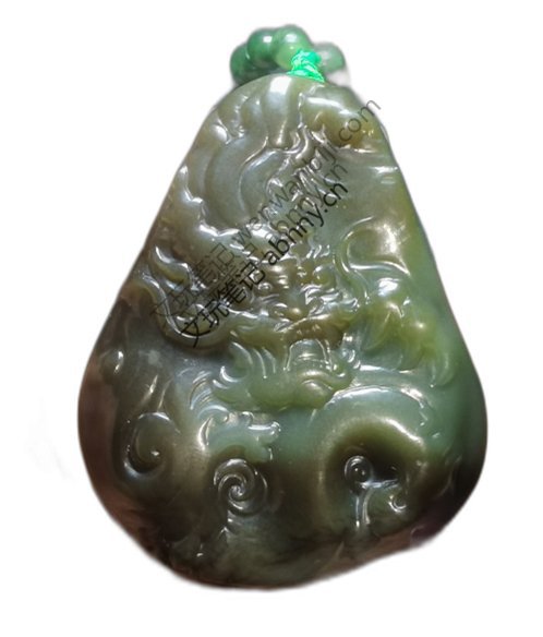 这是一件青玉雕刻挂件,呈水滴状。主体采用浮雕工艺雕刻龙纹与云气,线条流畅立体。玉质油润,顶部系绿珠,工艺精湛。精品