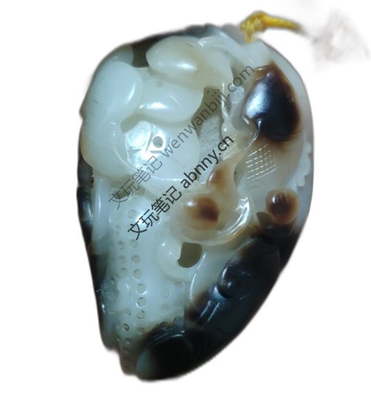 这是一件糖白玉俏色鱼形挂件。巧用玉料天然黑褐色泽,雕工精细,采用镂空技法,造型生动,寓意吉祥。鉴赏 - 玉石 古代