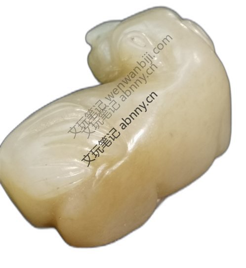 这件为玉雕瑞兽(似兔),呈蜷卧状。材质为带糖色青白玉,温润油润。采用圆雕工艺,线条圆润流畅,打磨精细光亮。收藏