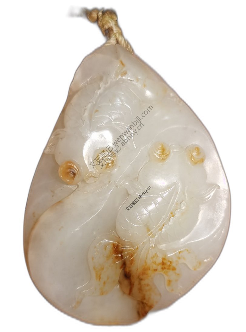 白玉雕鲤鱼戏莲佩,巧用皮色,圆雕与浮雕结合,线条流畅,寓意连年有余,温润古雅。收藏 - 玉石 古代