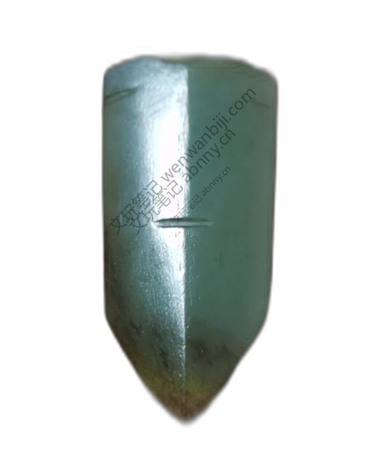 青玉锥形器。器身呈扁平棱柱状,上端平切,下端渐尖。通体抛光,可见清晰的琢制痕与棱脊,工艺精湛。精品 - 玉石 古代
