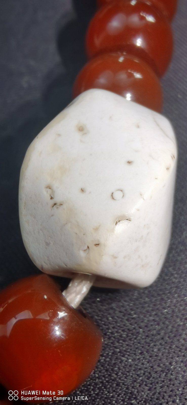 灰白多孔石质扁珠小记