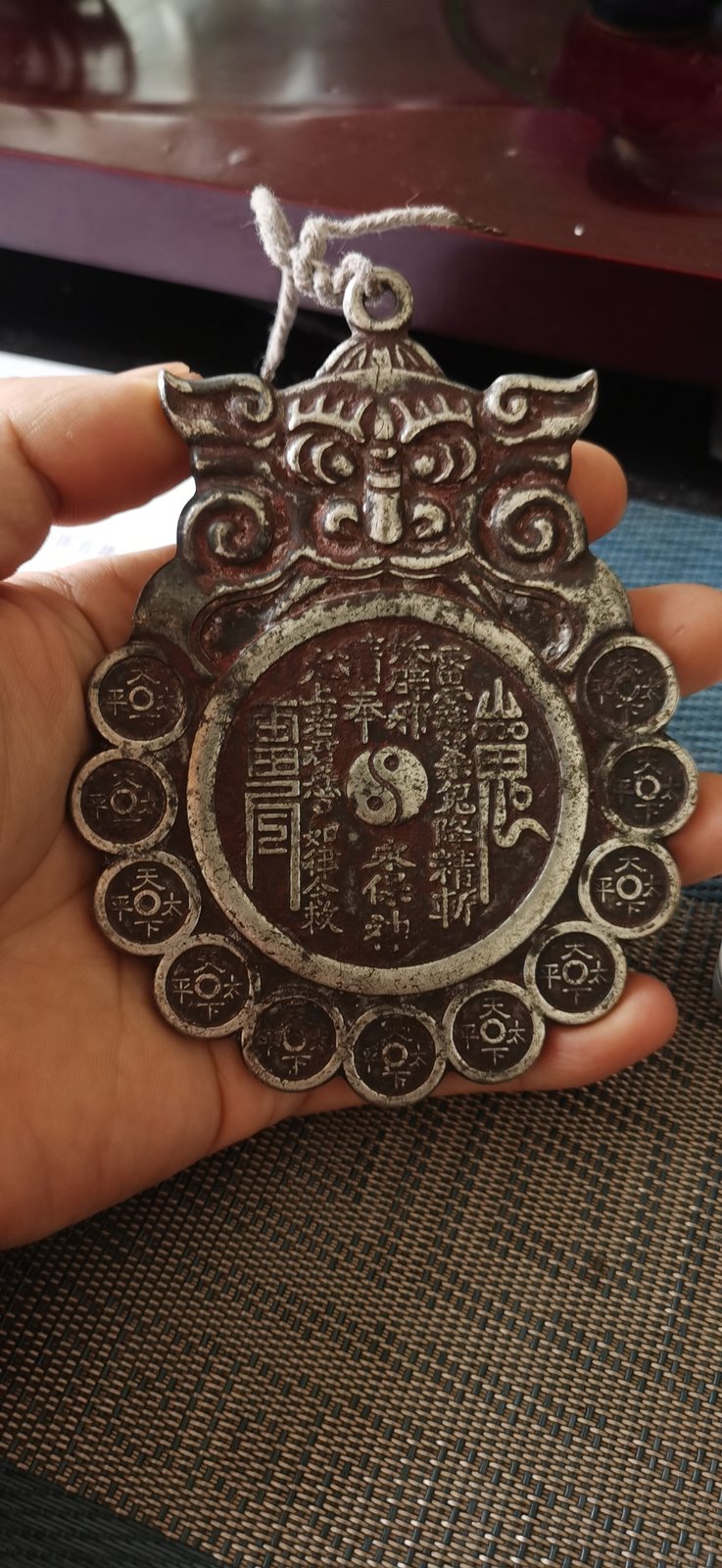 山鬼八卦铜挂牌小记:兽首底下的符文排列 - 铜器 现代