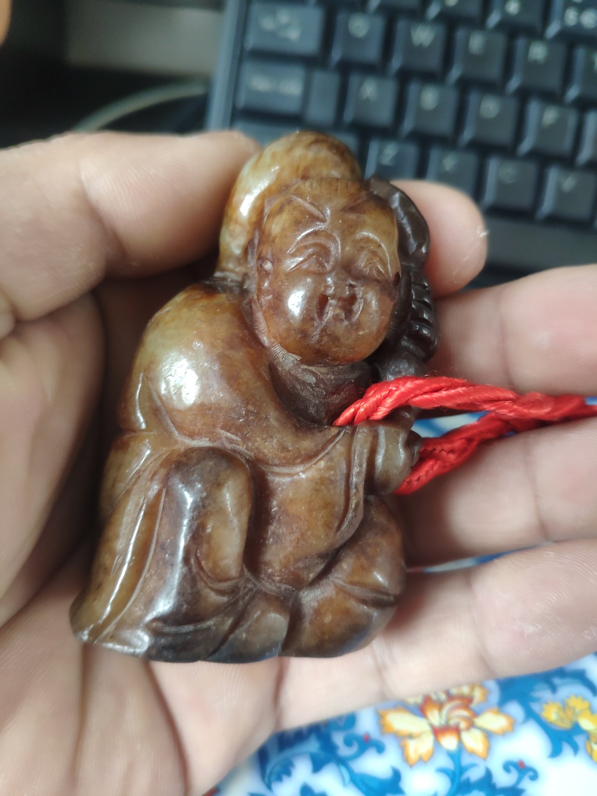 褐黄沁色圆雕玉人把件:红绳系着的老味道 - 玉石 现代