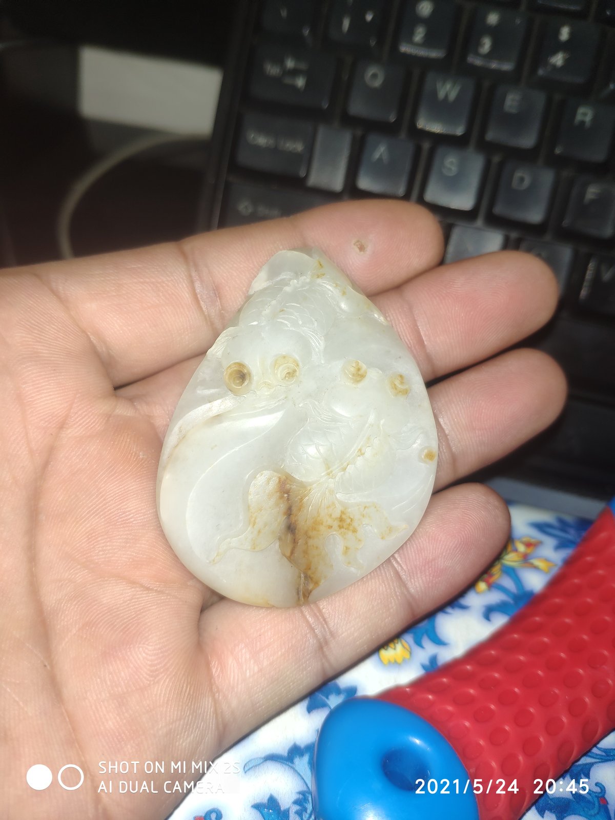 白玉沁色片佩小记:穿孔处的褐黄过渡