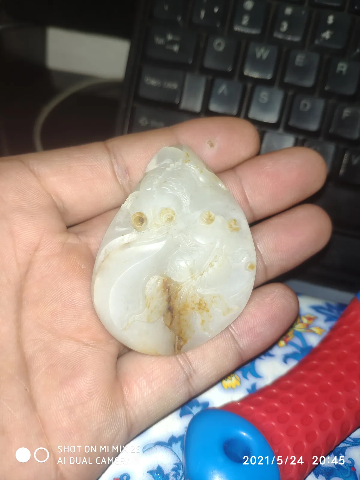 白玉沁色片佩小记：穿孔处的褐黄过渡