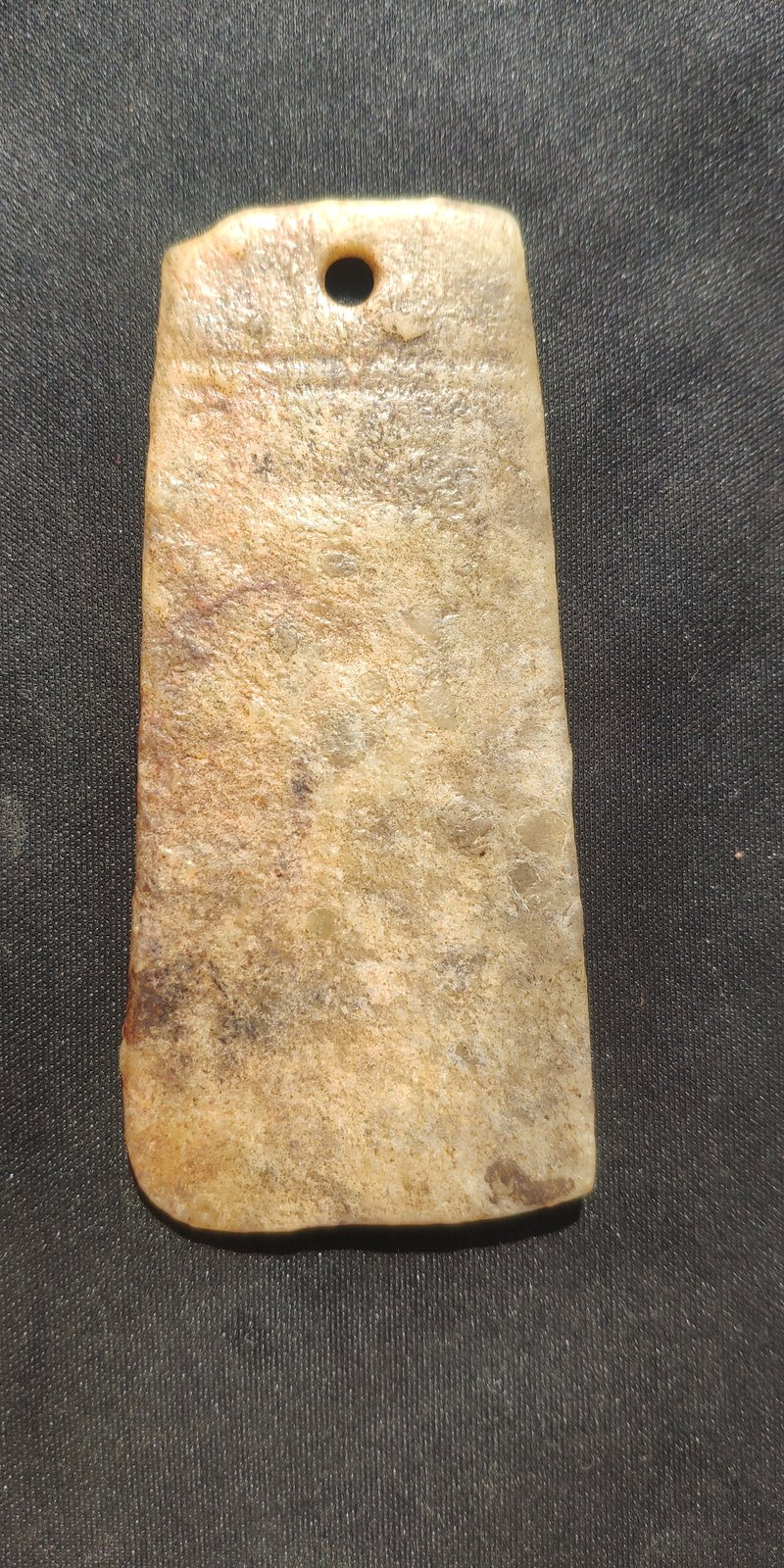 黄褐沁色玉钺形佩:一孔一刃的朴拙感 - 玉石 现代