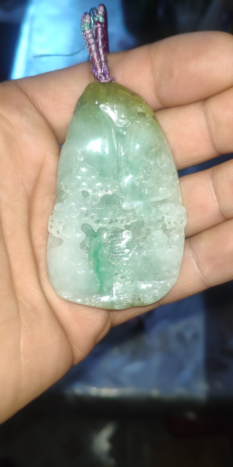 青白玉牌形佩:不规整的那点绿