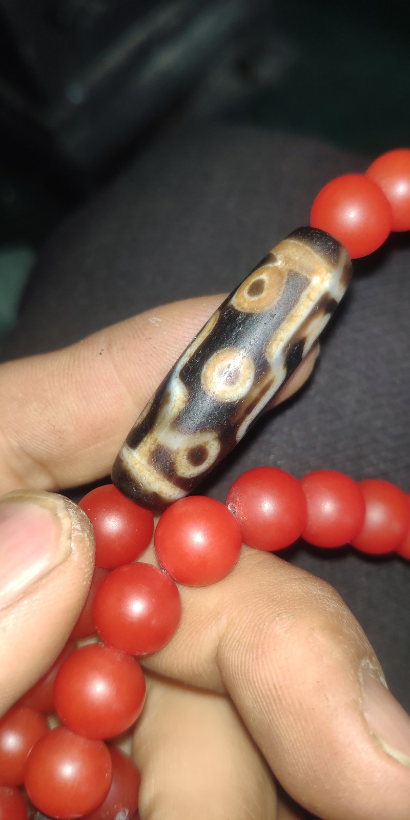 仿古三眼天珠玛瑙桶珠手串_红玛瑙配珠手链_现代做旧仿天珠文玩饰品