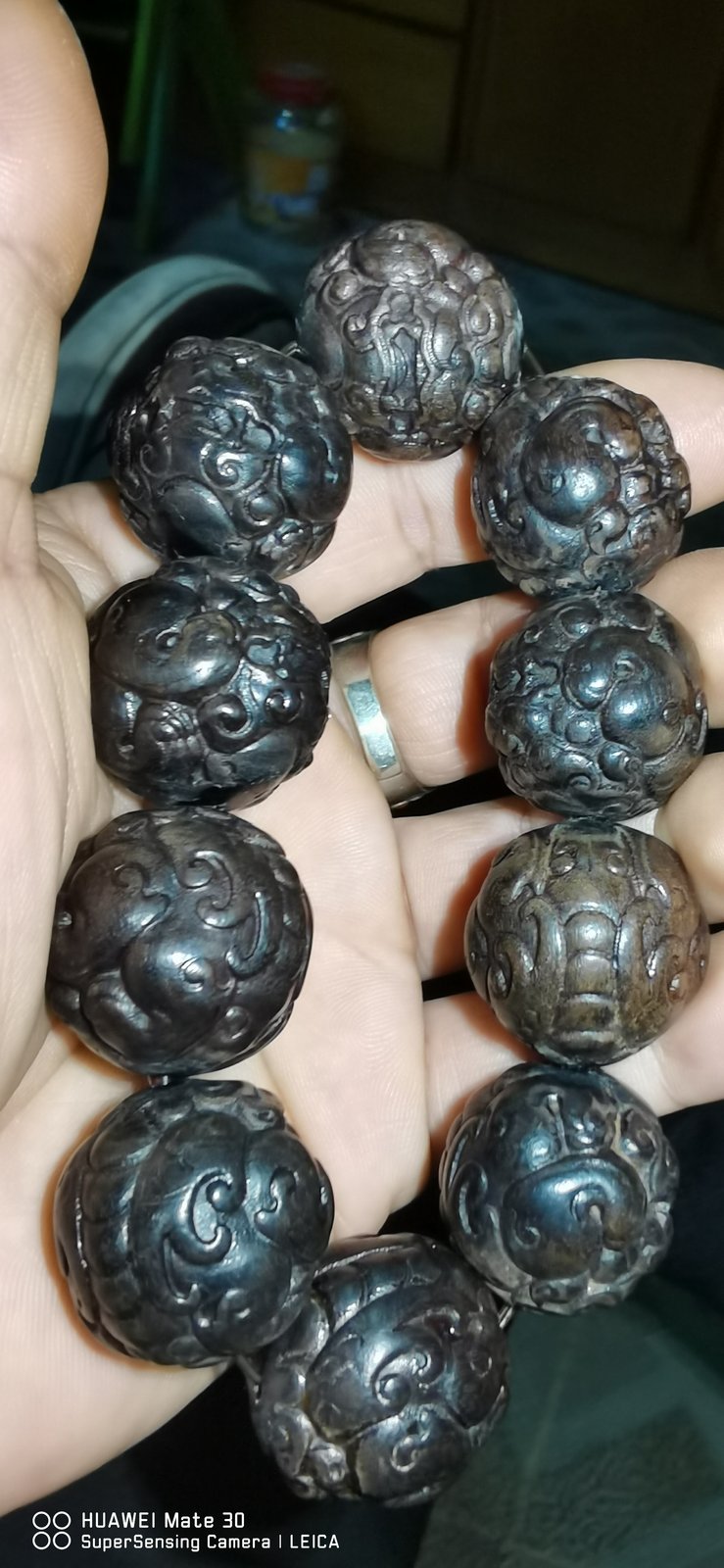黑檀木雕祥云纹圆珠手串_深棕木质云纹佛珠_现代雕刻木质手链文玩饰品