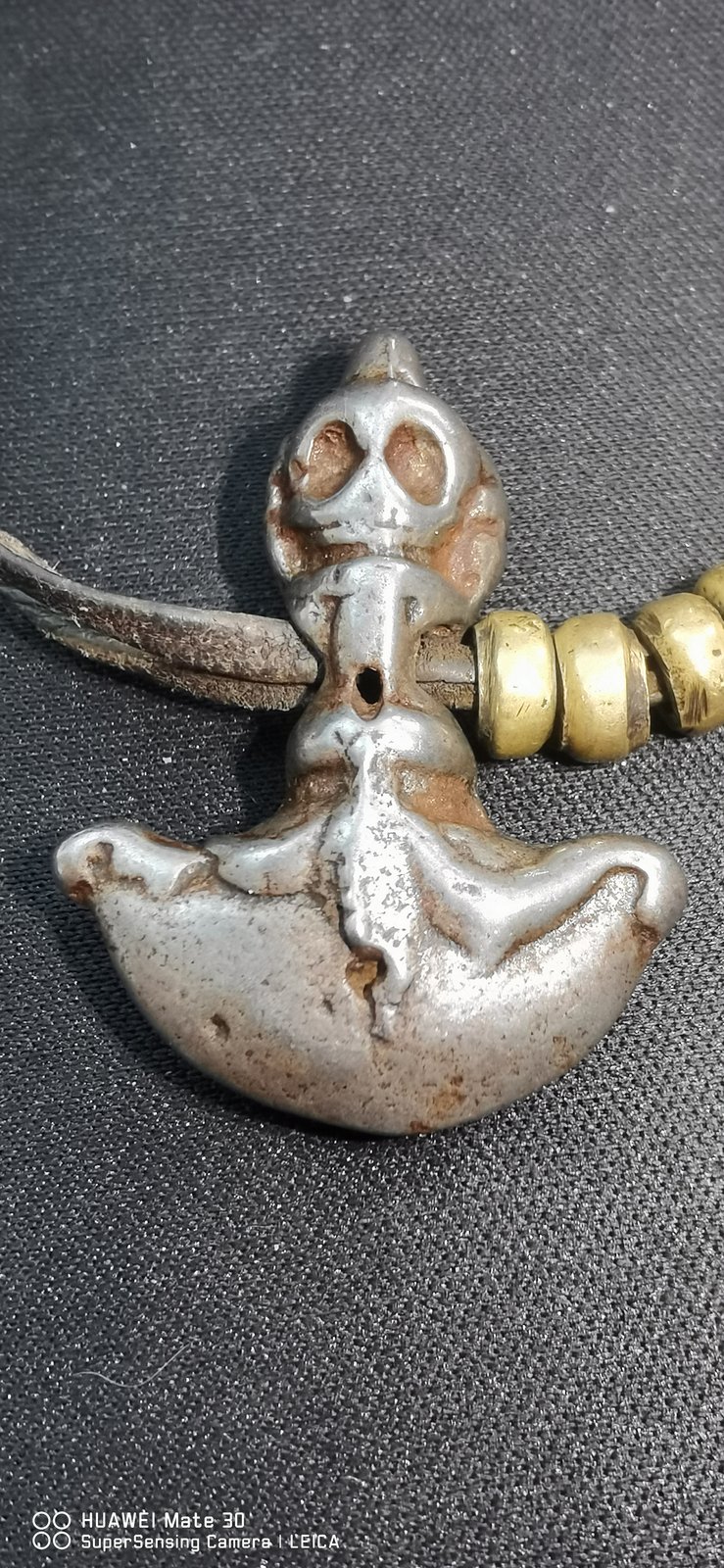 铁质骷髅纹钺刀坠_藏式羯磨钺造型红褐锈_现代铸造随身挂件