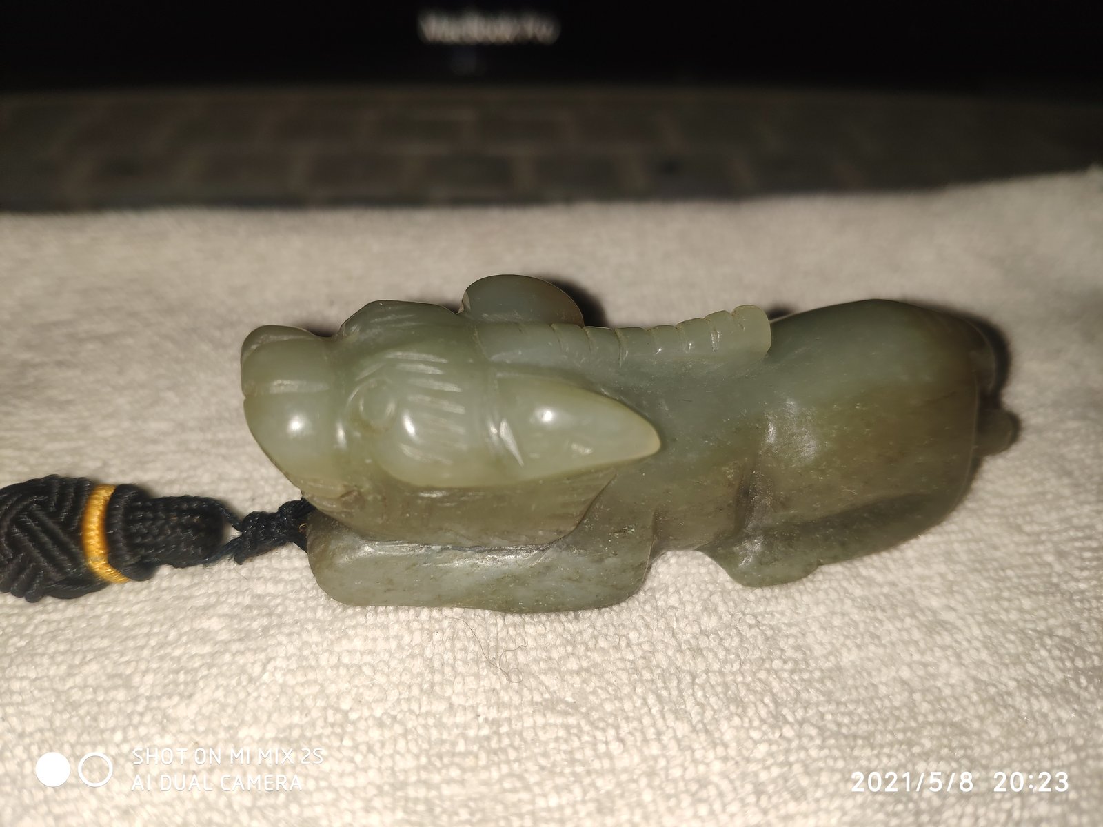青玉卧兽把件_糖色过渡圆雕素兽_存疑老玉兽形把玩