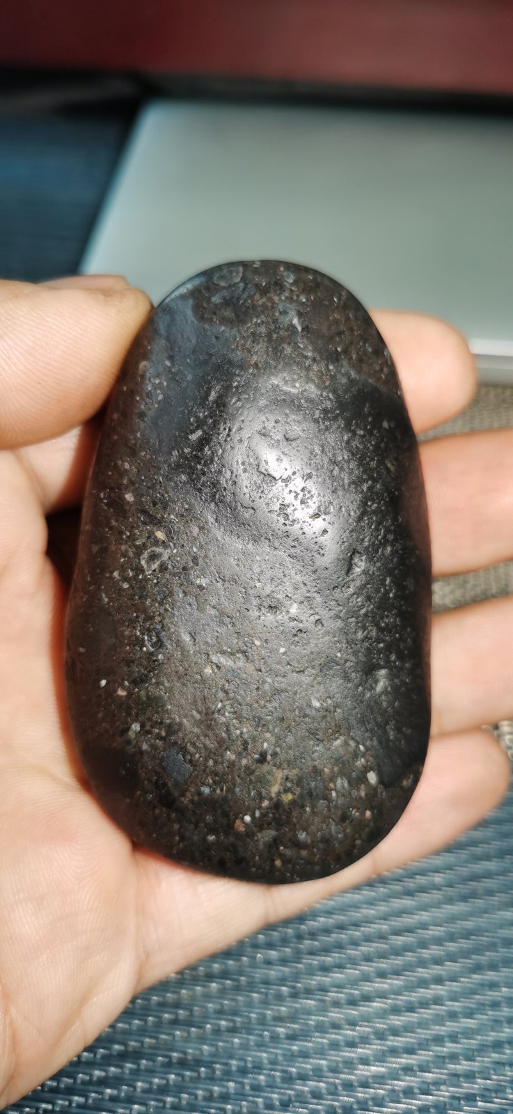 黑褐随形原石把件_光滑熔壳感金属亮点陨石原石_奇石把玩鉴赏 - 天珠 现代