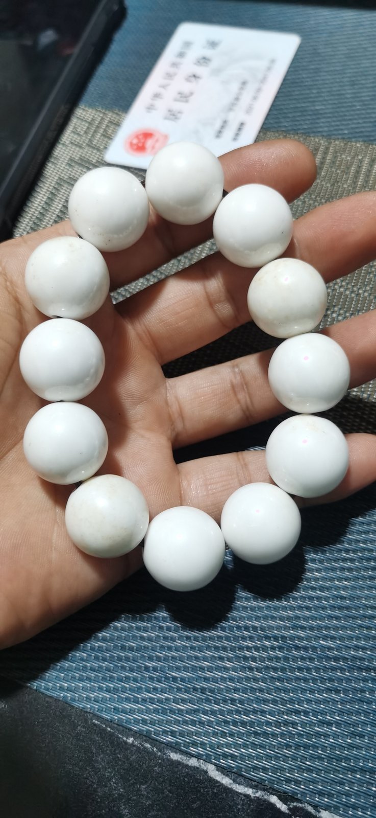 白色大圆珠手串_珠面亮泽带浅黄晕斑_素色串饰