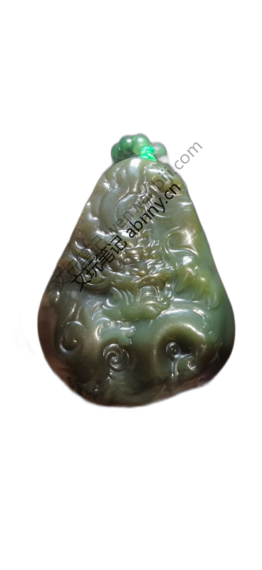 这是一件青玉雕刻挂件，呈水滴状。主体采用浮雕工艺雕刻龙纹与云气，线条流畅立体。玉质油润，顶部系绿珠，工艺精湛。精品
