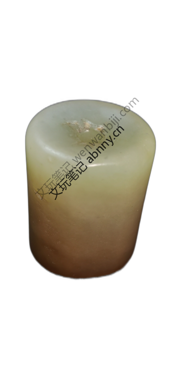 素面玉管，材质似青黄玉。造型圆筒，上宽下窄。底部有明显褐色沁色，质感温润，风格古朴。收藏