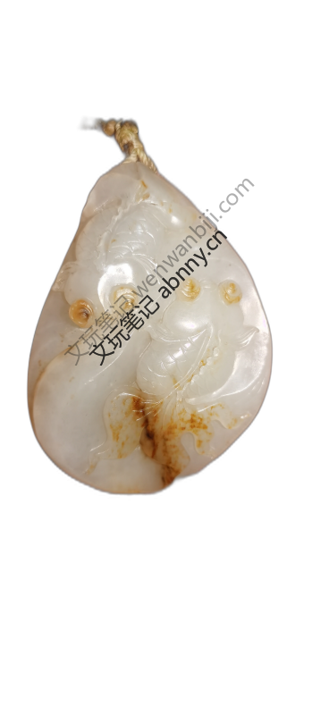 白玉雕鲤鱼戏莲佩，巧用皮色，圆雕与浮雕结合，线条流畅，寓意连年有余，温润古雅。收藏
