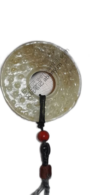 谷纹玉璧，圆环形中透孔，青玉质地。表面满布凸起乳钉纹饰，造型古朴，工艺精湛，具典型汉代风格。精品