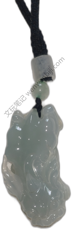 翡翠三足金蟾挂。造型精美，鉴赏