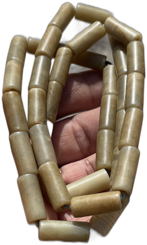 玉管项链。造型精美，工艺精湛，古韵流传。